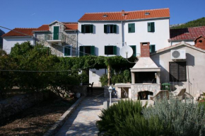 Apartments with a parking space Bol, Brac - 4659